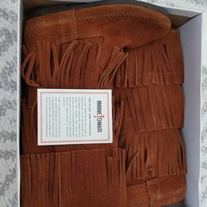 Minnetonka Moccasin Fringe Boots size 5
